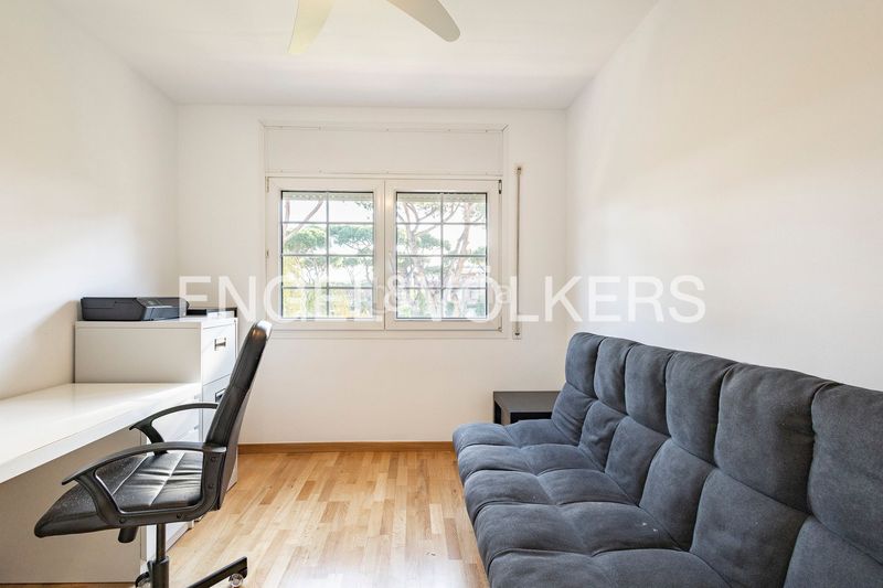 Foto 032b7e25-6015-480a-8d02-7ebad5d60f98. Casa amb calefacció aparcament piscina a Gava Mar Gavà