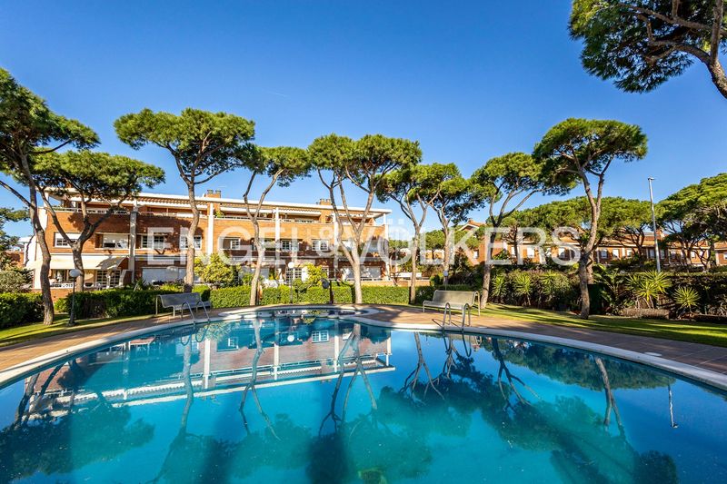 Foto 530713b9-85c0-433b-bec2-9f06f642ff10. Casa amb calefacció aparcament piscina a Gava Mar Gavà