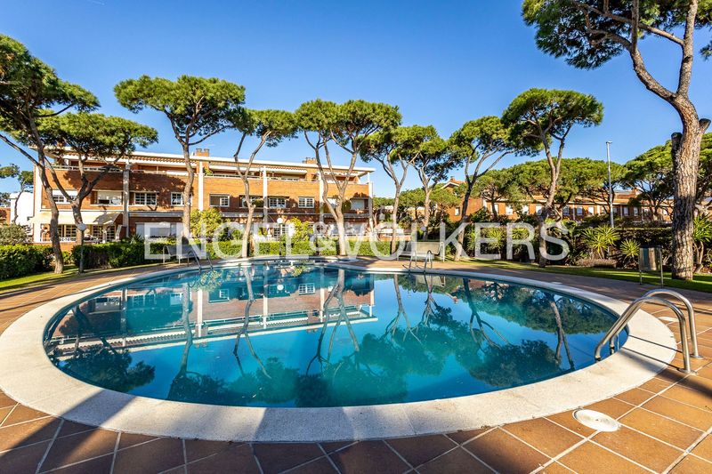 Foto 54ba359e-6b38-47aa-ab32-564788a51d00. Casa amb calefacció aparcament piscina a Gava Mar Gavà