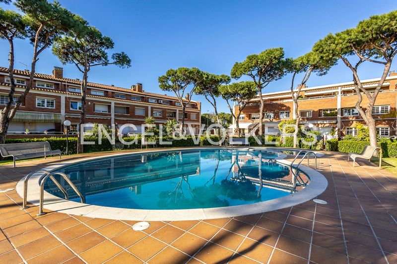 Foto a43b79a2-3df5-4c04-9641-d794a8c22bc7. Casa amb calefacció aparcament piscina a Gava Mar Gavà