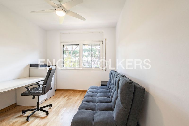 Foto df723c3a-4bcc-4455-b92a-76d7f516950c. Casa amb calefacció aparcament piscina a Gava Mar Gavà