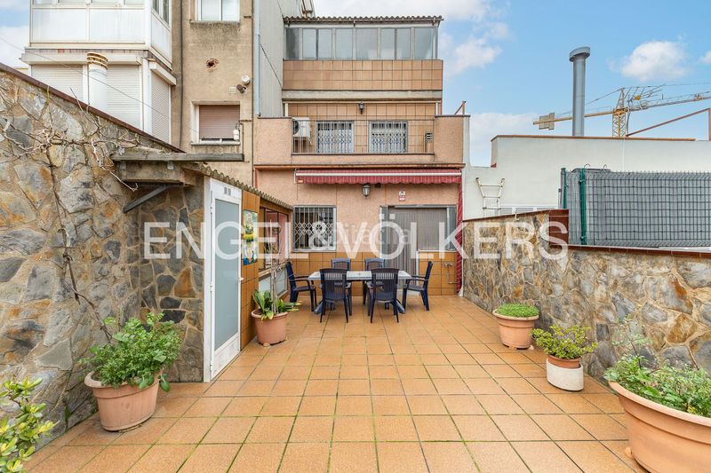 Foto 4bd0bd1c-de34-42a4-95d0-7b5632f11076. Casa adossada amb calefacció aparcament a Creu de Barberà Sabadell