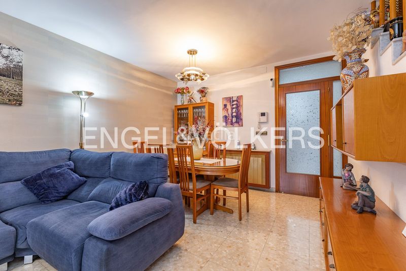Foto 9e4bbddf-0102-4883-99eb-93ce28df6f94. Casa adossada amb calefacció aparcament a Creu de Barberà Sabadell