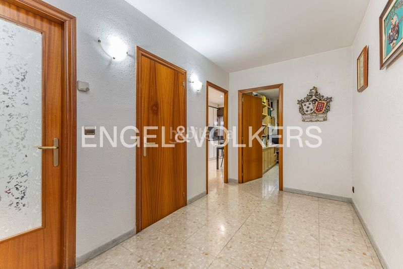 Foto aa11b070-3f81-4359-890f-423470df1a0e. Casa adossada amb calefacció aparcament a Creu de Barberà Sabadell
