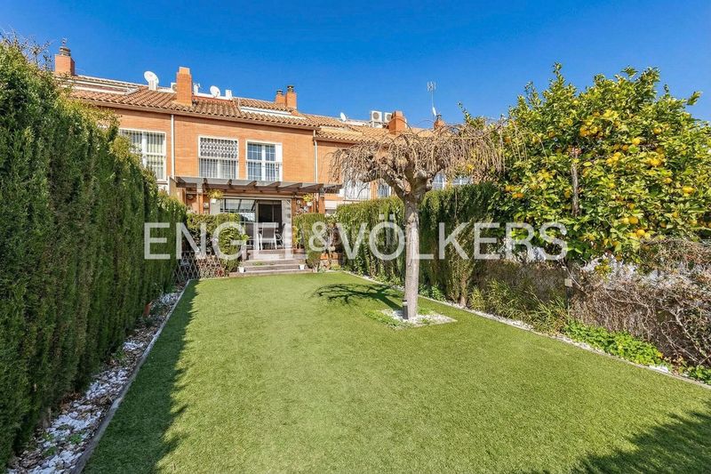 Foto 48475bb3-9cec-4844-a6e8-940b4f38d4ed. Casa amb calefacció aparcament a Ciutat Diagonal Esplugues de Llobregat
