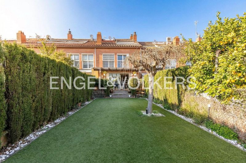 Foto bc7deca9-579d-4766-9825-ca6da3c4586f. Casa amb calefacció aparcament a Ciutat Diagonal Esplugues de Llobregat
