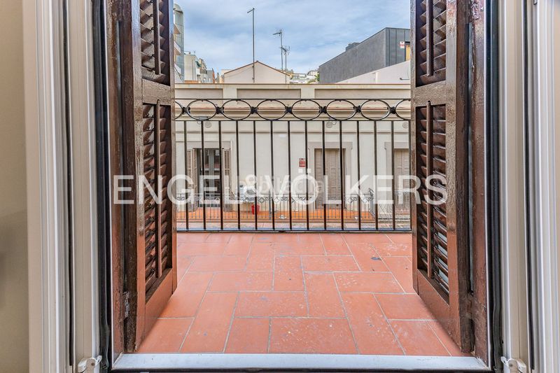 Piso reformado a estrenar con doble orientación y balcón en sant gervasi en Barcelona - Imagen 10