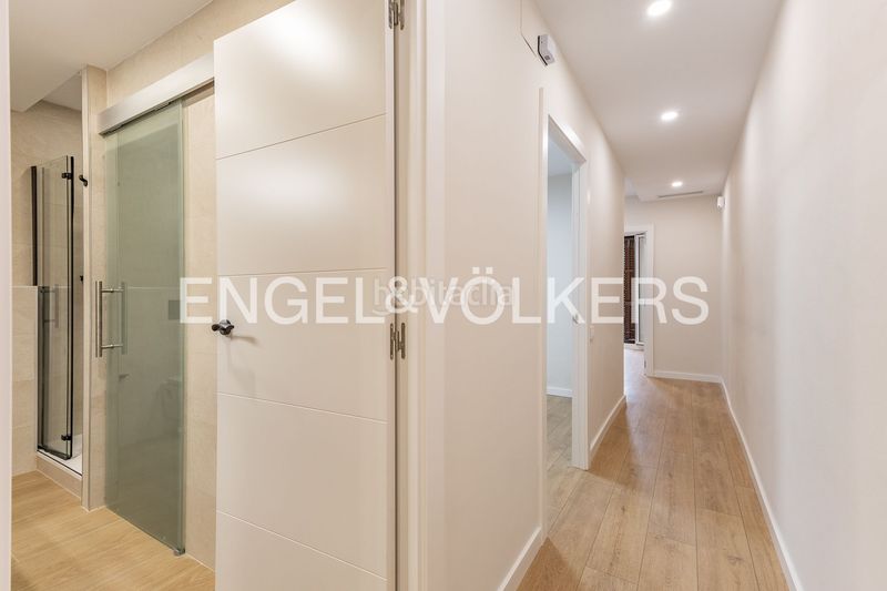 Piso reformado a estrenar con doble orientación y balcón en sant gervasi en Barcelona - Imagen 23