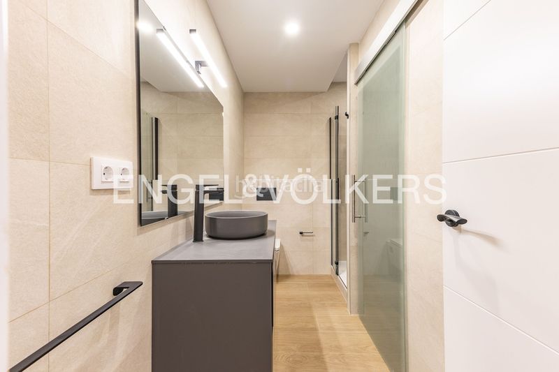 Piso reformado a estrenar con doble orientación y balcón en sant gervasi en Barcelona - Imagen 14