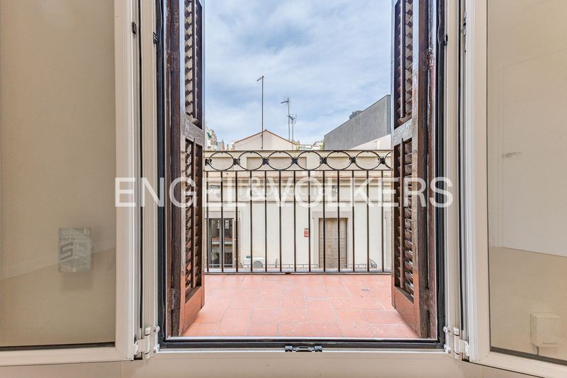 Piso reformado a estrenar con doble orientación y balcón en sant gervasi en Barcelona - Imagen 9