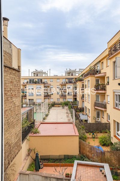 Piso reformado a estrenar con doble orientación y balcón en sant gervasi en Barcelona - Imagen 16