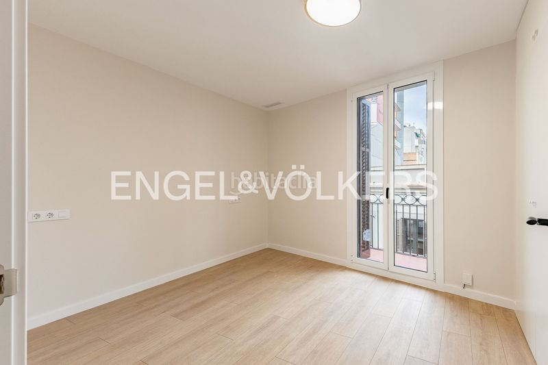 Piso reformado a estrenar con doble orientación y balcón en sant gervasi en Barcelona - Imagen 7