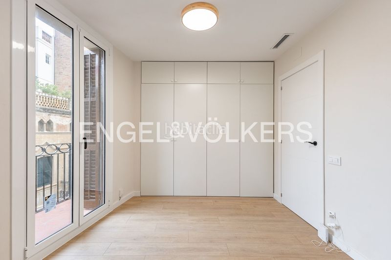 Piso reformado a estrenar con doble orientación y balcón en sant gervasi en Barcelona - Imagen 8