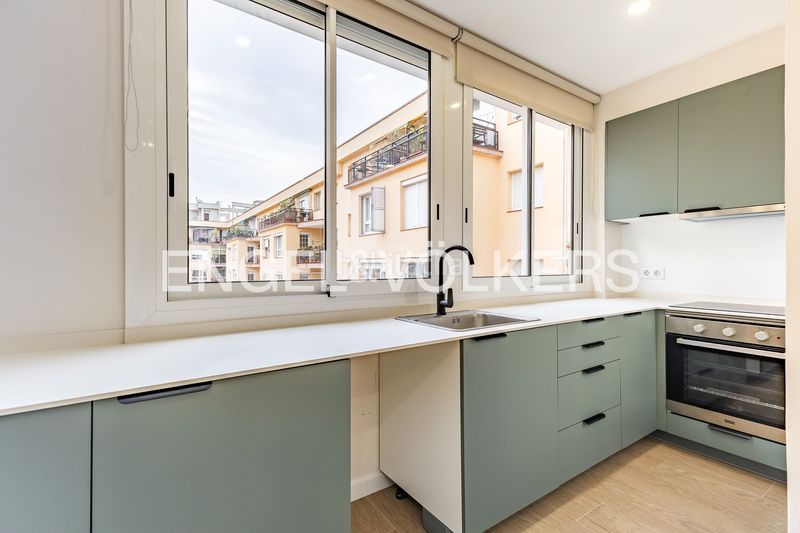 Piso reformado a estrenar con doble orientación y balcón en sant gervasi en Barcelona - Imagen 4