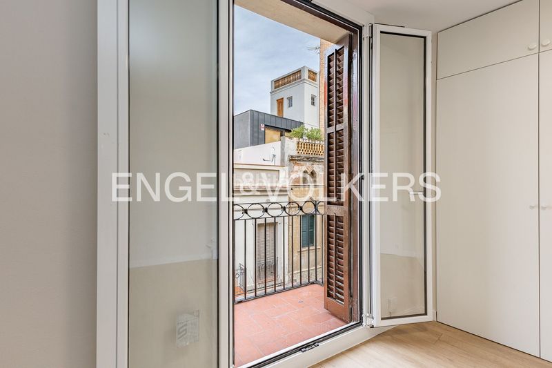 Piso reformado a estrenar con doble orientación y balcón en sant gervasi en Barcelona - Imagen 11