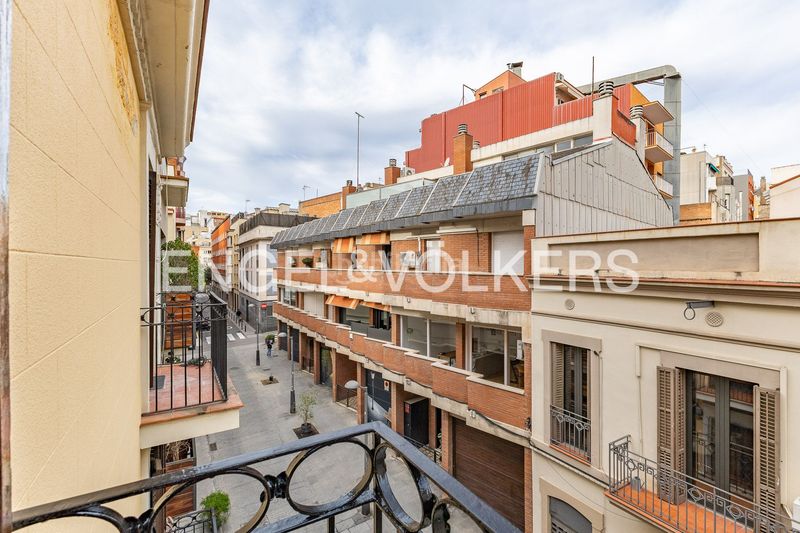 Piso reformado a estrenar con doble orientación y balcón en sant gervasi en Barcelona - Imagen 12