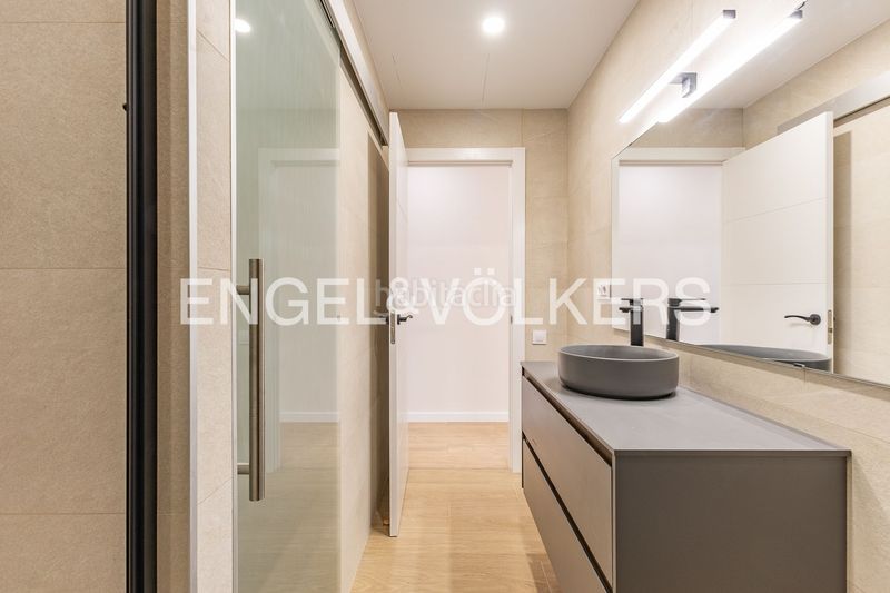 Piso reformado a estrenar con doble orientación y balcón en sant gervasi en Barcelona - Imagen 24
