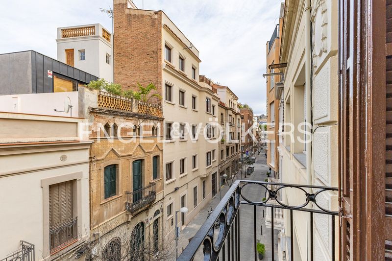 Piso reformado a estrenar con doble orientación y balcón en sant gervasi en Barcelona - Imagen 13