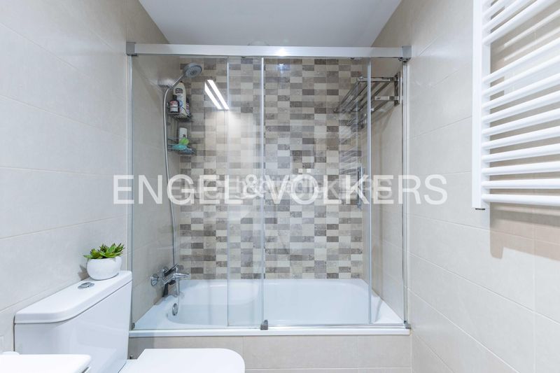 Foto a97f8930-2ce2-4695-8739-8d87217839b6. Pis amb calefacció aparcament a La Bordeta Barcelona