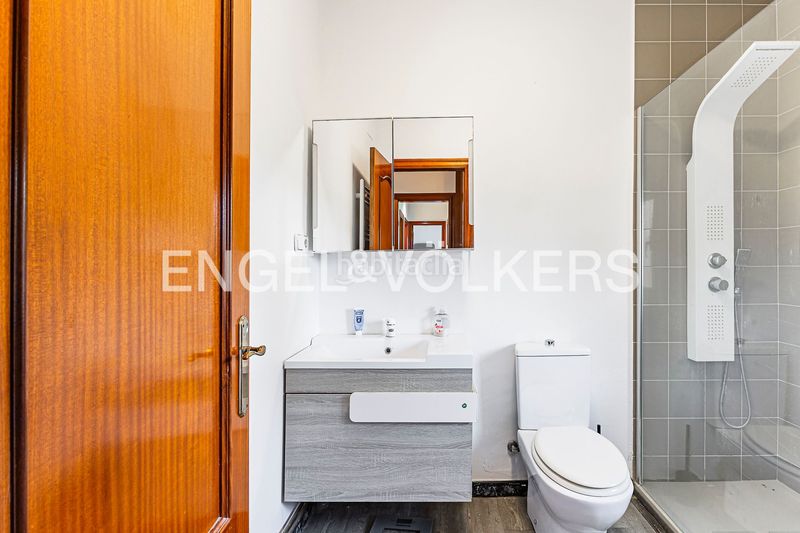 Foto 140e1143-af1d-4831-84ab-9497b633dec8. Casa amb calefacció aparcament piscina a Torrelles de Llobregat