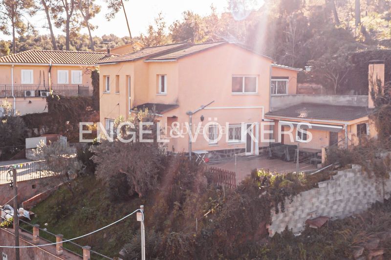 Foto 4381b3f4-7939-487c-9b1d-add89653541f. Casa amb calefacció aparcament piscina a Torrelles de Llobregat