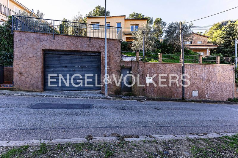 Foto 44538680-2049-45fd-aa3f-ded4cd685208. Casa amb calefacció aparcament piscina a Torrelles de Llobregat