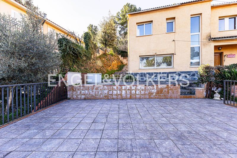 Foto 48fe66a8-88e8-48fa-8f3d-14bb367b05e9. Casa amb calefacció aparcament piscina a Torrelles de Llobregat