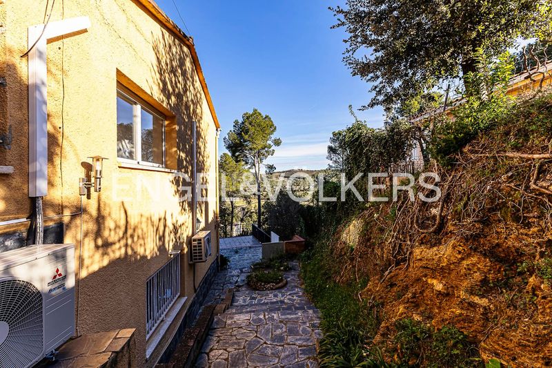 Foto 4befbf1d-db7e-41e5-a285-ee676db03adf. Casa amb calefacció aparcament piscina a Torrelles de Llobregat