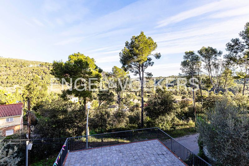 Foto 84f52623-dcdc-4822-83e8-e9d266bd97f9. Casa amb calefacció aparcament piscina a Torrelles de Llobregat