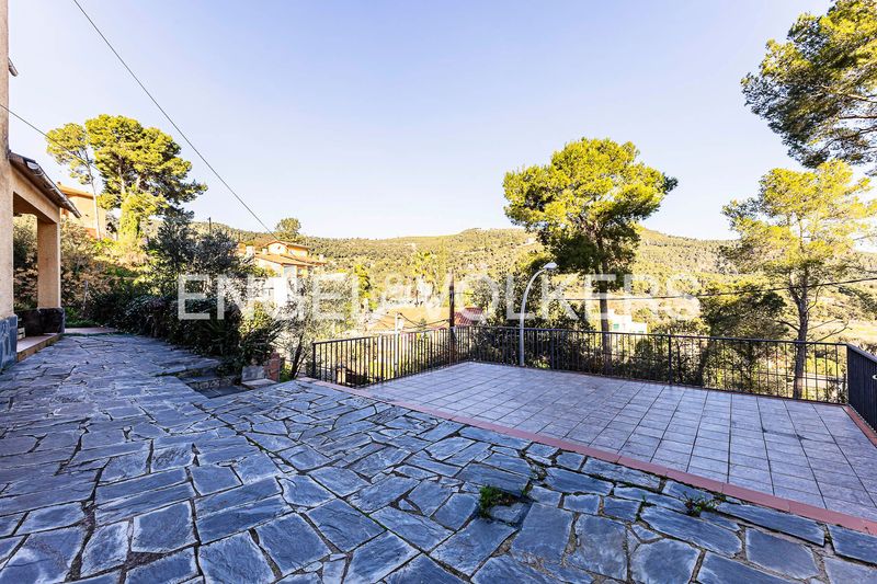 Foto 9847837f-8158-4704-9fd4-714ddd572ee2. Casa amb calefacció aparcament piscina a Torrelles de Llobregat