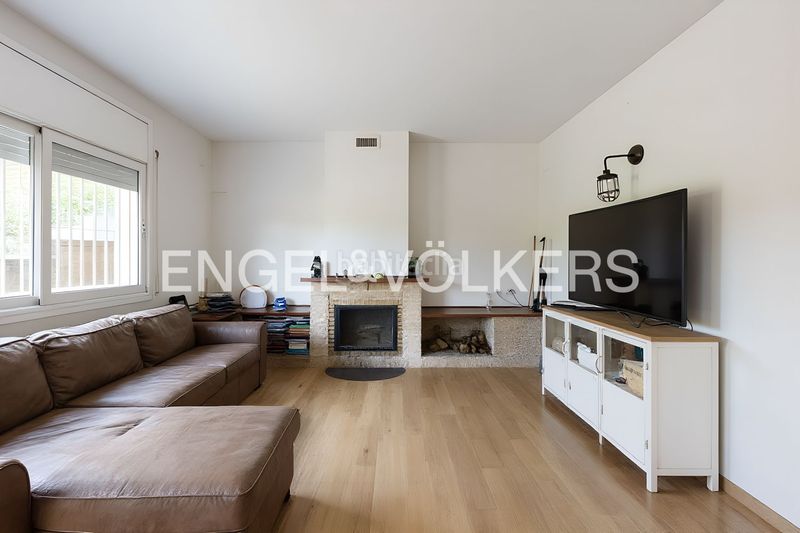 Foto a9887306-336a-4c60-994d-68ca5cf3c94a. Casa amb calefacció aparcament piscina a Torrelles de Llobregat