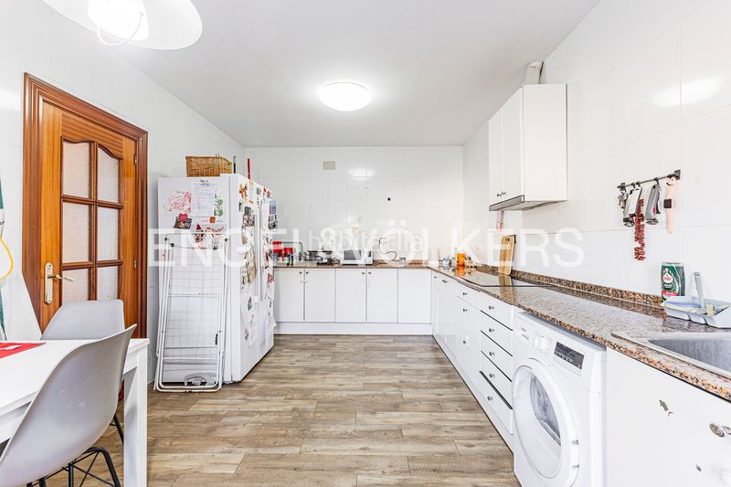 Foto ae4f8359-08d1-48ab-833c-ec452888e730. Casa amb calefacció aparcament piscina a Torrelles de Llobregat