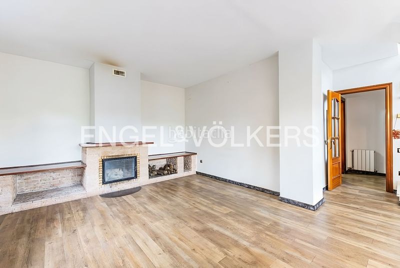 Foto b7c6dd6d-1a95-4ba3-93e1-657a914e4068. Casa amb calefacció aparcament piscina a Torrelles de Llobregat