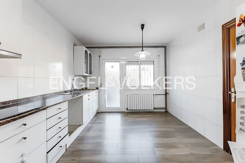 Foto bdbe0942-bc3a-4330-8978-b6804fecdd10. Casa amb calefacció aparcament piscina a Torrelles de Llobregat