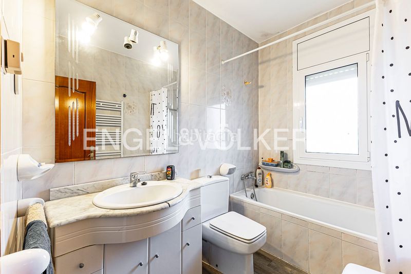 Foto dd0421b1-3d57-4842-acac-65d51cc55b75. Casa amb calefacció aparcament piscina a Torrelles de Llobregat