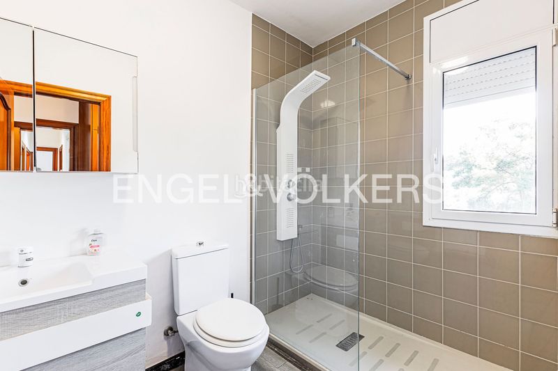 Foto e8eb3653-c307-46bc-8707-7084d0697d4d. Casa amb calefacció aparcament piscina a Torrelles de Llobregat