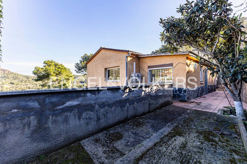 Foto f00e5de3-e0c4-437f-b7c2-fbe986523931. Casa amb calefacció aparcament piscina a Torrelles de Llobregat
