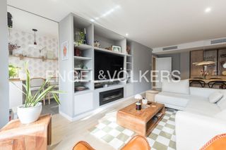 Pis a La Bordeta. Piso de obra seminueva de 3 habitaciones con piscina comunitaria