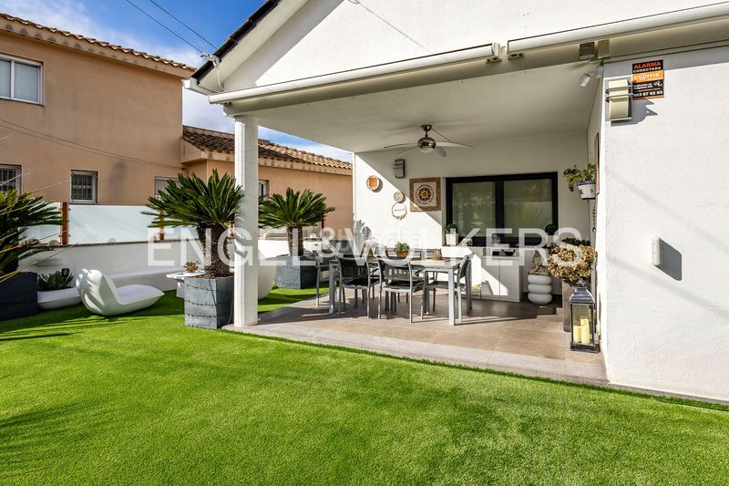 Foto f19a71a5-db42-4161-bc74-7d66f8648ffe. Casa amb calefacció aparcament a Vallirana