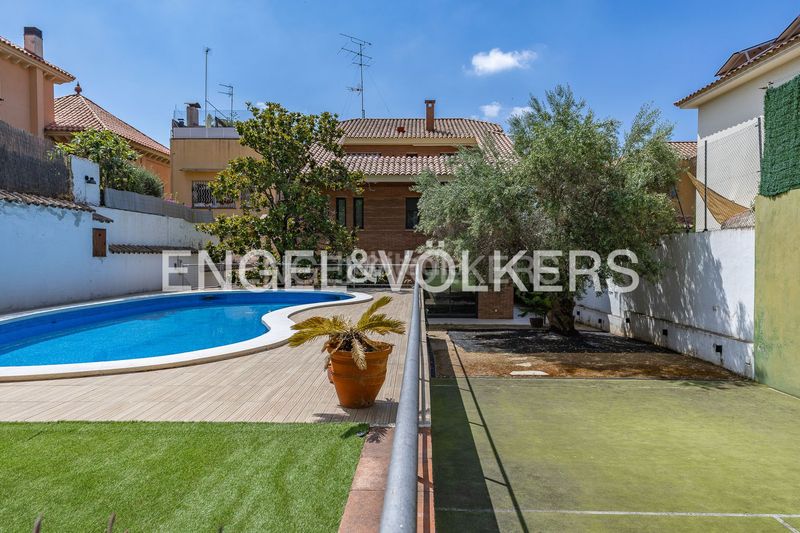 Foto f82998ff-a143-482e-857d-13f6c22f5ecb. Casa amb calefacció aparcament piscina a Centre Sant Just Desvern