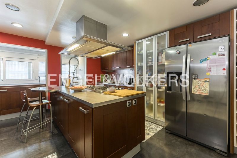 Foto 3cc76ac5-3659-4825-ae57-b34105c3fbe2. Pis amb calefacció aparcament piscina a Finestrelles Esplugues de Llobregat