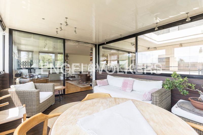 Foto ea663f6c-3a76-4f01-873e-336a06cc36f3. Pis amb calefacció aparcament piscina a Finestrelles Esplugues de Llobregat