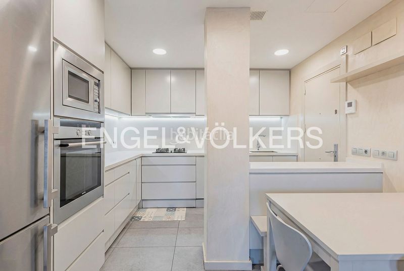 Foto 5678c08b-a792-41f0-b26b-f535c6376f4e. Pis amb calefacció aparcament piscina a Pedralbes Barcelona