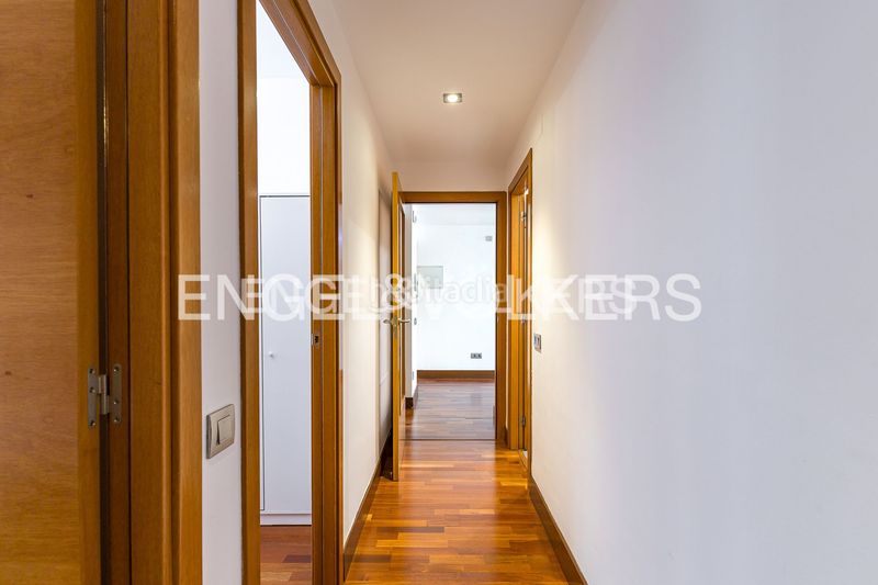 Foto ea36d4d9-be10-4dea-8881-d3daaf81346e. Pis amb calefacció aparcament a Sagrada Família Barcelona