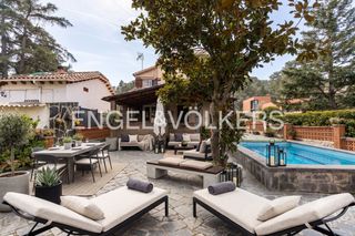 Casa en Valldoreix. Vivienda con piscina y jardín privado en valldoreix