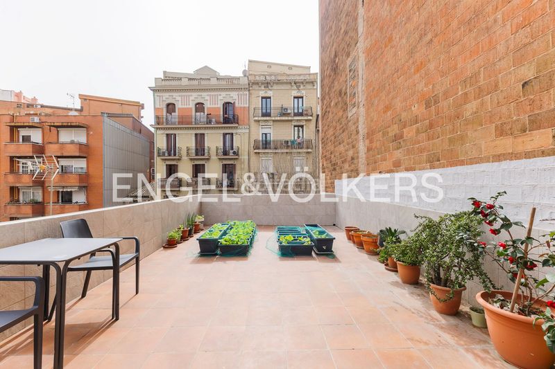 Foto 793a53a7-fb4d-45d5-b3ed-cea8cba956b9. Casa amb calefacció a Hostafrancs Barcelona