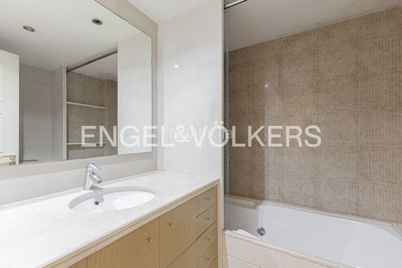 Foto 433c1a49-4dce-4c47-ab68-41412ada52a5. Pis amb calefacció aparcament piscina a Pedralbes Barcelona