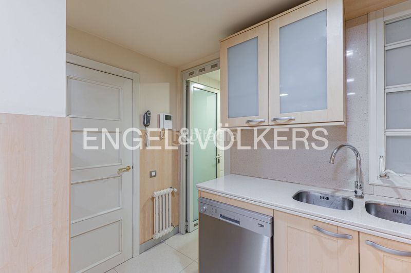 Foto cd4a0c2b-ca0b-4e70-88c5-c74e87d63619. Pis amb calefacció aparcament piscina a Pedralbes Barcelona