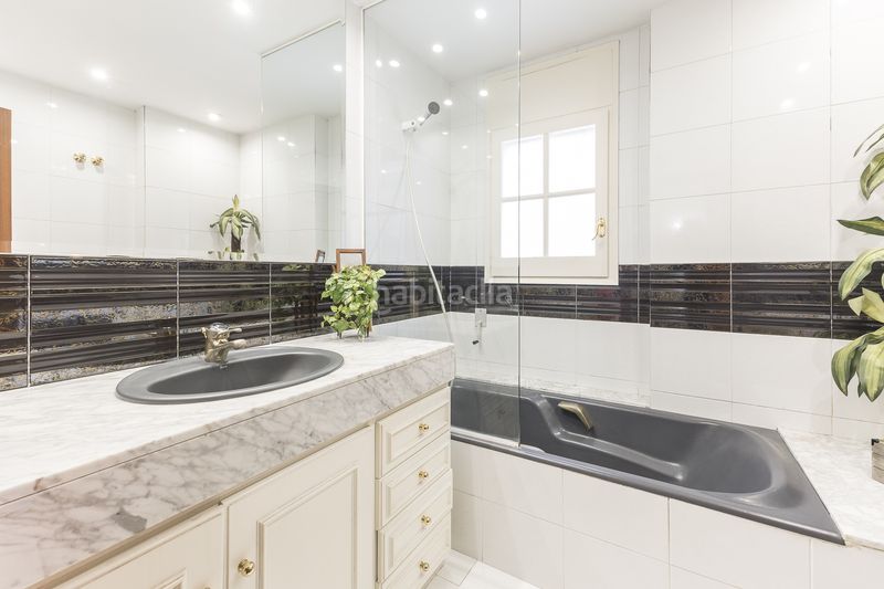 Foto 0c5b4ee9-43bf-40dc-98fb-da3e50d21894. Pis amb calefacció aparcament piscina a La Font d´en Fargues Barcelona