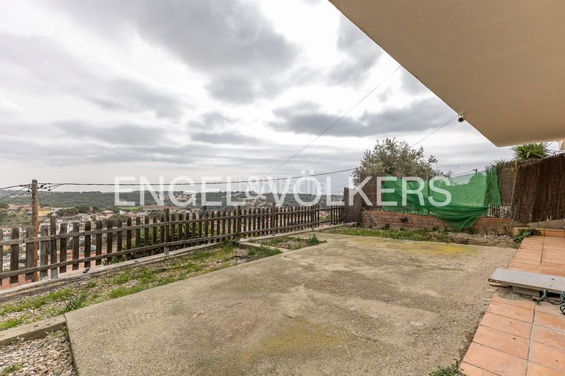 Foto 0dbdf8c5-58bd-41ba-8ef6-b4ed3c08d77e. Casa adossada amb calefacció aparcament piscina a Cubelles